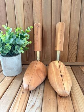 Bostonian Cedar Wood Shoe Trees Adjustable Size M